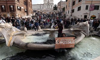 Климатични активисти боядисаха в черно водата на емблематичен фонтан в Рим (Видео, снимки)