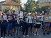 Протестиращите в Цалапица обградиха къщата на полицая, разследвал изчезването на Димитър