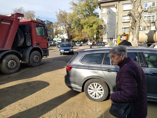 Възрастна жена се чуди как да се промуши между камиони и коли в калта, за да преодолее кръстовището на бул. "Хаджи Димитър" с "Царевец".