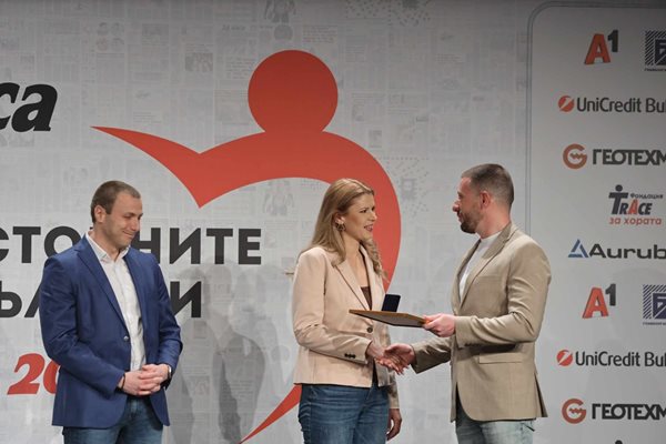 Три са лицата на bTV, които бяха отличени с награда „Достойните българи".   Емил Митев (вляво).
