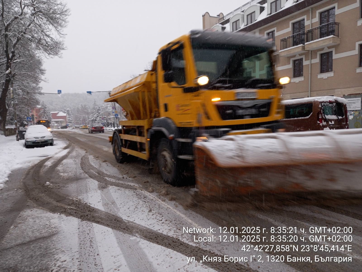 Снегопочистващата техника в София продължава своята работа