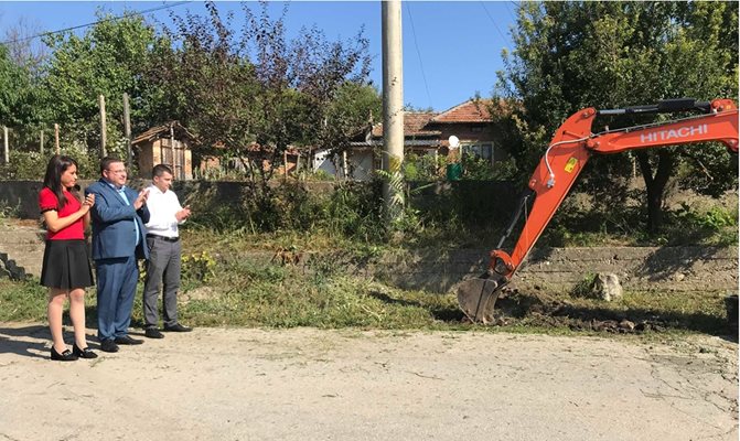 Станислава Стоянова и кметът на Свищов Генчо Генчев аплодираха първата копка по ремонтните дейности