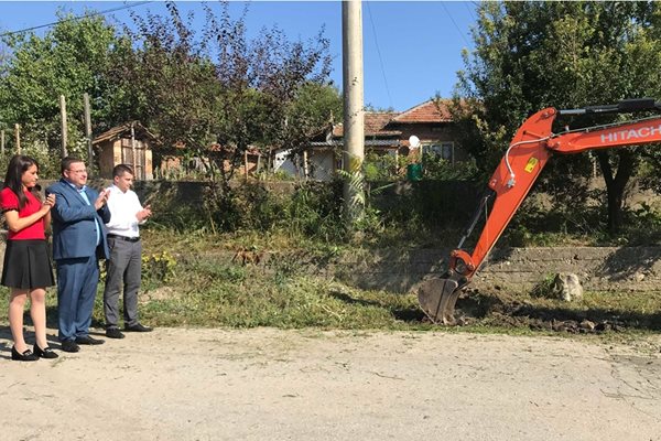 Станислава Стоянова и кметът на Свищов Генчо Генчев аплодираха първата копка по ремонтните дейности