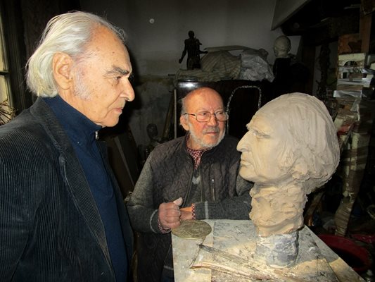 Антон Дончев пред глинения портрет, който прави Георги Чапкънов. Чапкънов