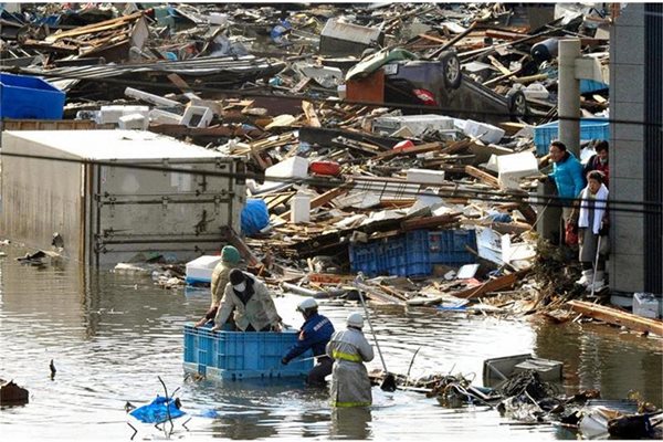 Жители на префектура Мияги се спасяват, плавайки на пластмасов контейнер.
