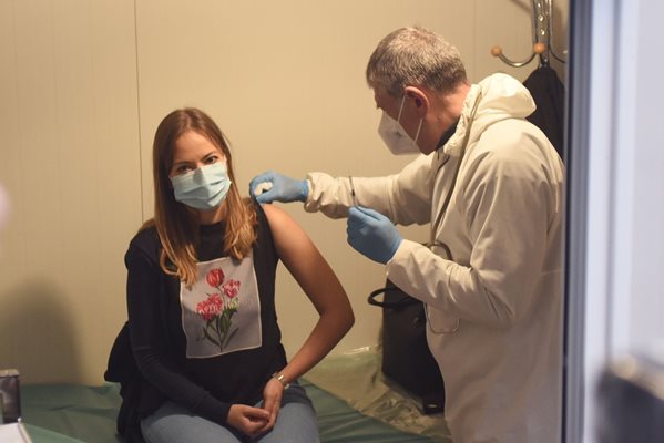 Лекарите от Александровска болница се ваксинираха в понеделник. Те искат с личен пример да накарат и пациентите си да се имунизират срещу коронавируса.