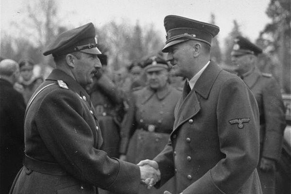 Хитлер и цар Борис се ръкуват

