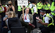 Активисти на глобалното движение Extinction Rebellion протестират в Лондон