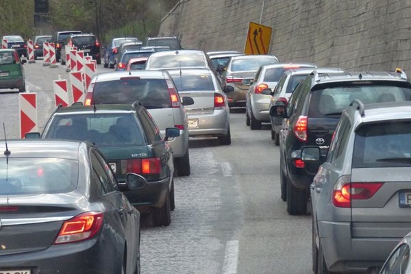 Дълга колона от автомобили при поредния ремонт на магистрала “Хемус” 
СНИМКА: РУМЯНА ТОНЕВА