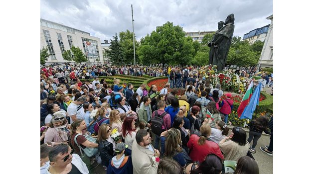 Стотици ученици, учители, предователи, представители на науката и изкуството, софиянци, както и гости на града се включиха в честването на 24 май Снимка: Румяна Тонева
