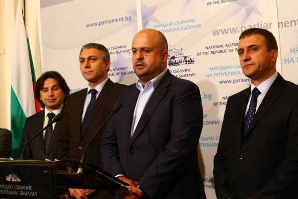 Лидерът на ДПС Мустафа Карадайъ застана до заместника си в партията Камен Костадинов в мига, когато той обяви напускането си на парламента.