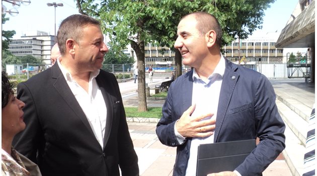 Шефът на депутатите от ГЕРБ Цветан Цветанов и кметът на Благоевград Атанас Камбитов разговарят по време на срещата си вчера.  СНИМКА: АВТОРКАТА
