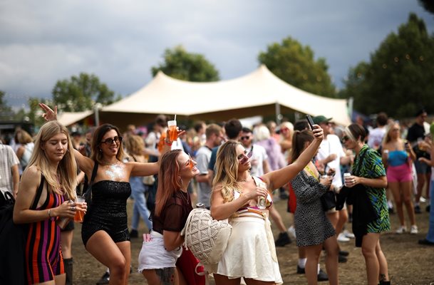 Жители на Лондон се забавляват на фестивал след отпускането на мерките.