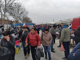 Тълпи от посетители на пазара в Секирово. Снимка: Радко Паунов