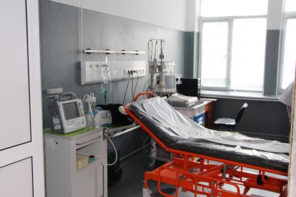Зам.-министър Иванова разгледа обновените спешни зали, новодоставеното медицинско оборудване и направените подобрения, от които се ползват служители и пациенти.