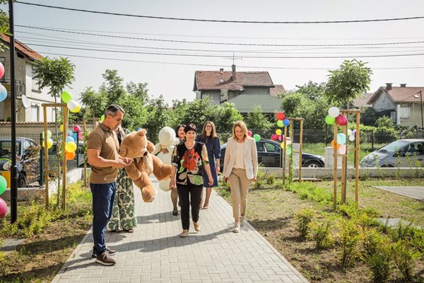 Столичният кмет Йорданка Фандъкова посети изцяло новата сграда на детска градина №197 в район „Люлин“.
СНИМКИ: АДЕЛИНА АНГЕЛОВА