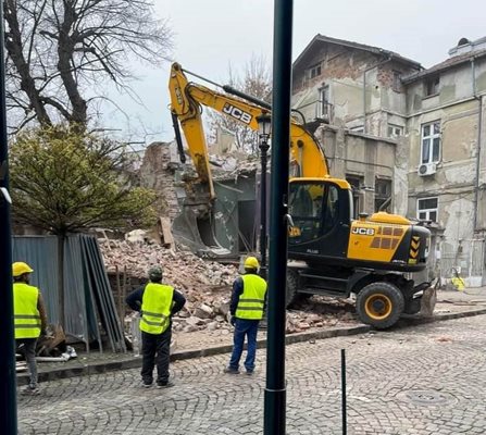Багер и работници събарят къщата, в която живя Дейзи Паси на ул. "Йосиф Шнитер" в Пловдив. Снимка: Владимир Дончев