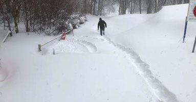 Снегът блокира туристи във Врачанския балкан, много села са без ток