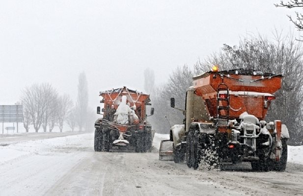 Снегопочистващи машини по пътя Мездра - Ботевград