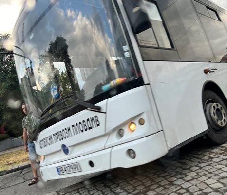 Автобусът пречи на десния завой от "Шести септември" към "Цар Борис III Обединител".