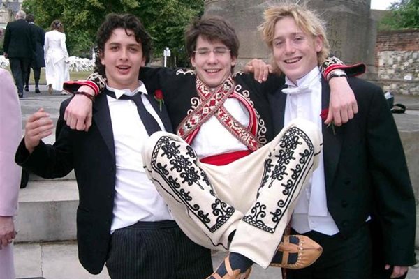 С българска народна носия се явил Йоко на завършването си в средното училище. На снимката той е с най-добрите си приятели оттам Филип Дабълдей (вляво) и Джеймс Белгрейв.