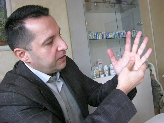 Натиск тук на лявата ръка стимулира имунната система и левия бял дроб, показва мястото д-р Иванов. 
