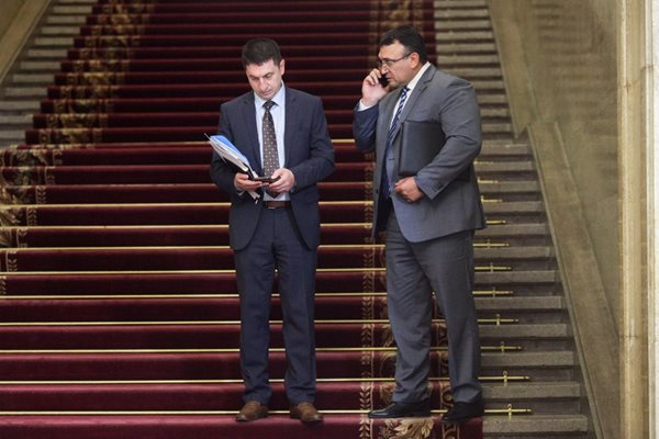Главсекът Маринов (вдясно) вече може да е министър след решението на депутатите утре.