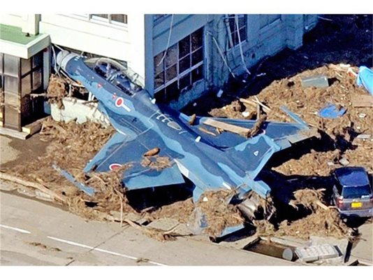 Военен самолет е запокитен в сграда в авиобазата в Хигашимацушима.