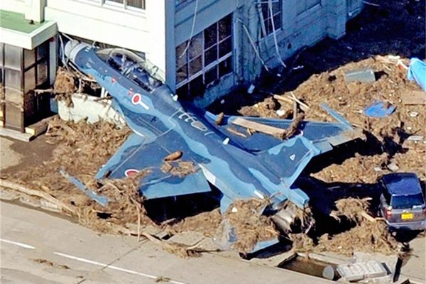 Военен самолет е запокитен в сграда в авиобазата в Хигашимацушима.