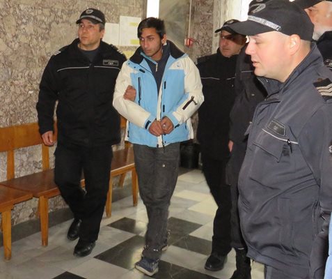 Водят Димитър Георгиев в съда във Велико Търново