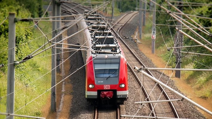 Влакът удря лекия автомобил в района между пернишките села Гълъбник и Долни Раковец