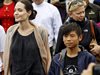 Семейството на осиновеното от Джоли виетнамче иска то да остане при нея