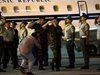 Освободените гръцки войници се прибраха при семействата си след преглед в болница