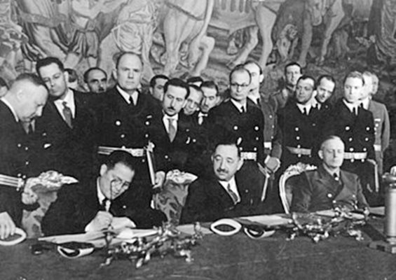 На 1 март 1941 г. премиерът Богдан Филов (с мустаците) подписва в двореца Белведере във Виена присъединяването на страната ни към Тристранния пакт