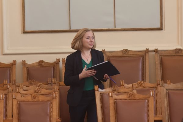 Министър Надежда Йорданова е в залата
