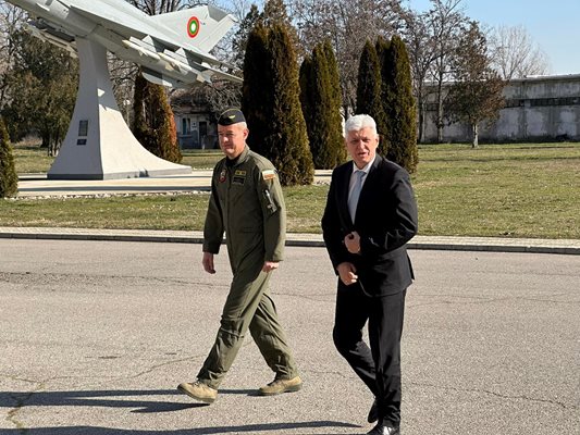 Министърът на отбраната Димитър Стоянов и командирът на авиобаза "Граф Игнатиево".

СНИМКА: Авторът.