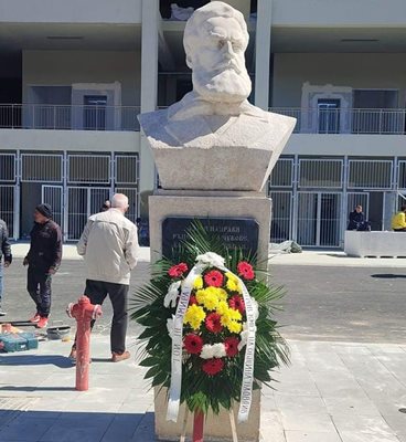 Паметникът на стадион "Христо Ботев" вече е пред Колежа.