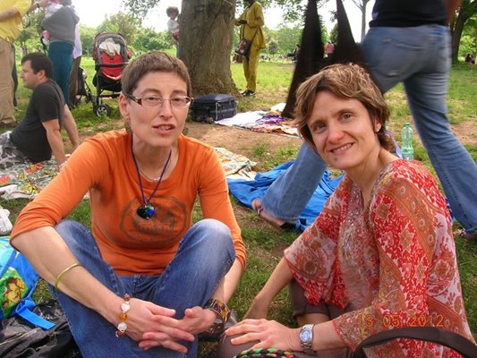 Теодора (вляво) с приятелка на пикник в римски парк
