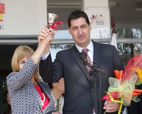 Директорката Мариана Димитрова и кметът Иван Тотев биха първия звънец.