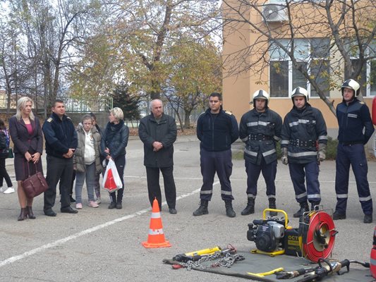 Техника, с която вадят жертви и пострадали при катастрофи, показаха пред ученици в Търново