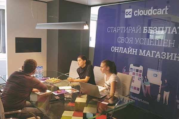 “КлаудКарт” ООД не само предлага платформа за стартиране на онлайн магазин, но и често обучава клиентите си как да ползват пълната функционалност на системата.