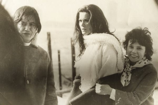 Малинка Тановска (вдясно) с италианската кинозвезда Флоринда Болкан по време на снимки в Слънчев бряг.