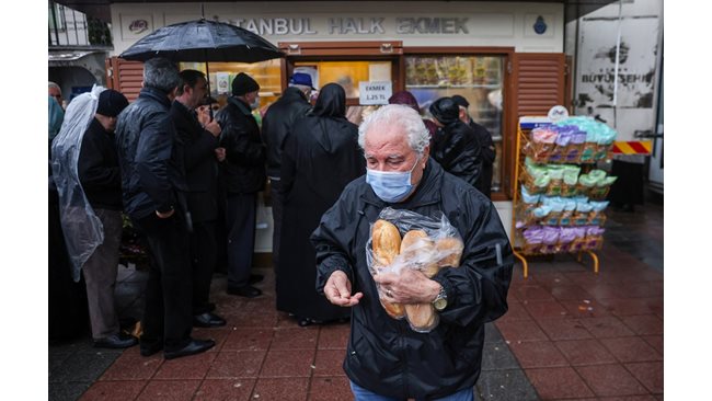 Turks in line for cheap bread as inflation melts their savings