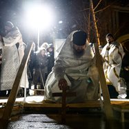 Православните християни в Русия отбелязват Богоявление с потапяне в ледени води