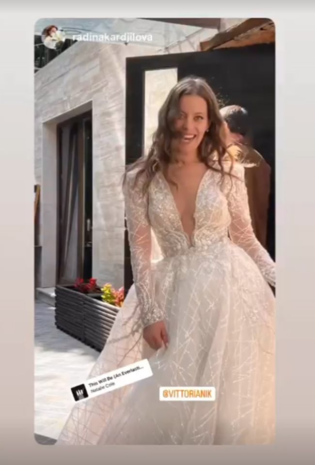Виттория е със стилна рокля за сватбата си