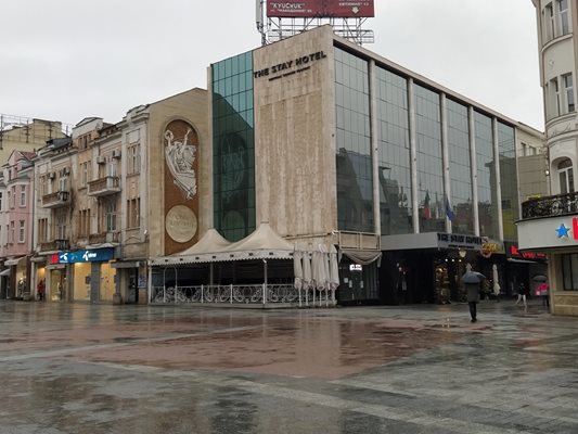 Главната на Пловдив, опразнена от дъжда.