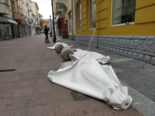 Чадъри с бетонови тежести от 50 кг са повалени на ул. "11-а август" в Пловдив.