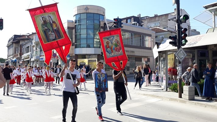 Празнично шествие премина по улиците на Свищов