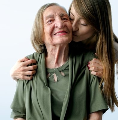 Снимката, която е част от рекламната кампания, е със заглавие “Баба герой”. Така е наречена жената, участвала в социалния експеримент заедно с внучката си.