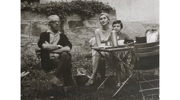 Малката Теодора с родителите си - цигуларката Лиляна Бушева и Димитър Димов